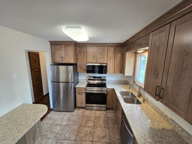 1831 Prairie Lane S, Fargo, ND 58103