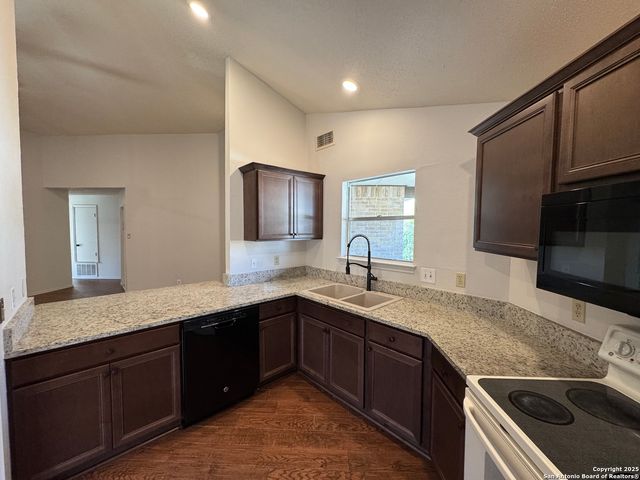 7914 Forest Cabin, Live Oak, TX 78233