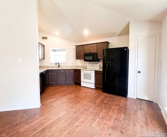 7914 Forest Cabin, Live Oak, TX 78233