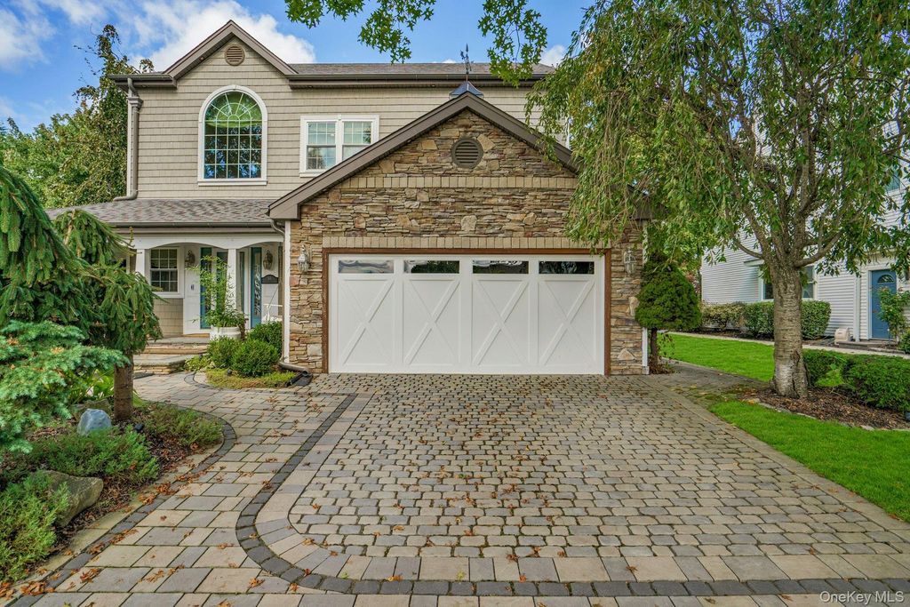 114 Robertson Place, Melville, NY 11747