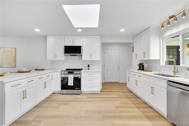 5565 N Winchester Avenue, Fresno, CA 93704