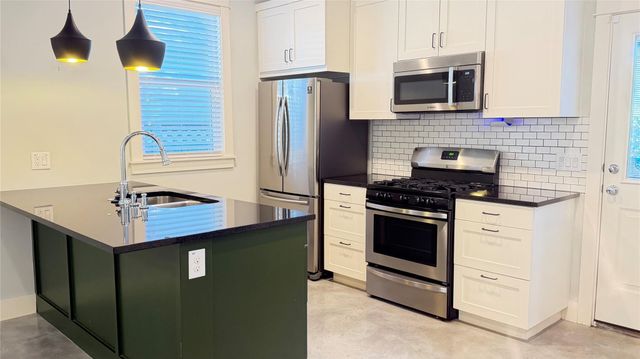 1009 Cherico ST B, Austin, TX 78702