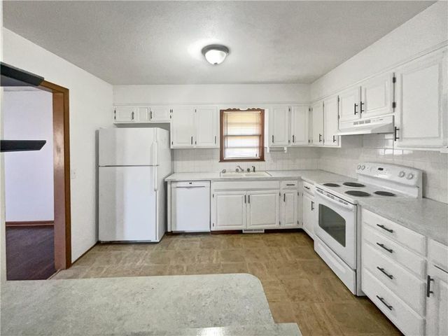 3711 S Kiger Road, Independence, MO 64055