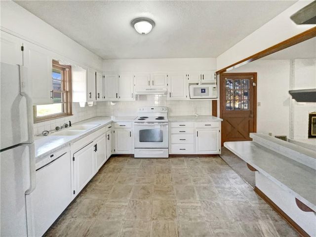 3711 S Kiger Road, Independence, MO 64055