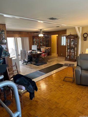 201 Greentree, Schertz, TX 78154