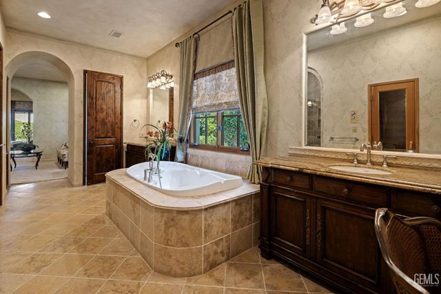 10208 Keswick Drive, Bakersfield, CA 93311