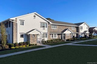 23 Weaver Drive 09-8O, Massapequa, NY 11758