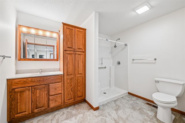 2201 Balsam Drive SW, Cedar Rapids, IA 52404