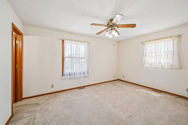 2201 Balsam Drive SW, Cedar Rapids, IA 52404