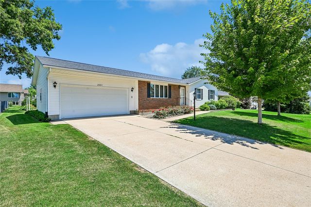 2201 Balsam Drive SW, Cedar Rapids, IA 52404
