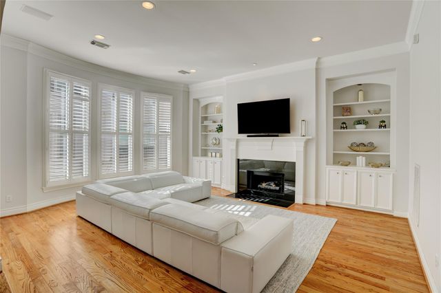 130 Oak Place Drive, Houston, TX 77006