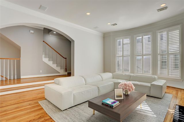 130 Oak Place Drive, Houston, TX 77006