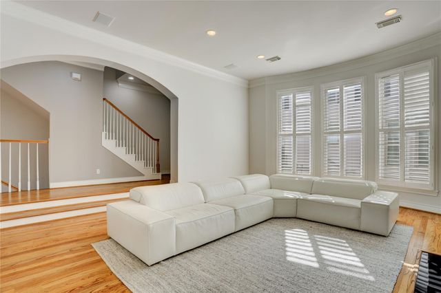 130 Oak Place Drive, Houston, TX 77006