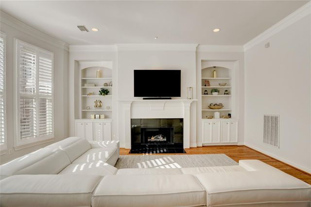 130 Oak Place Drive, Houston, TX 77006