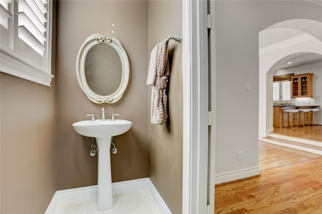 130 Oak Place Drive, Houston, TX 77006