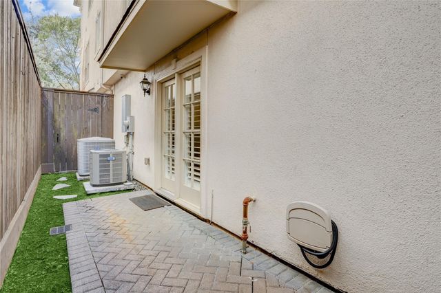 130 Oak Place Drive, Houston, TX 77006