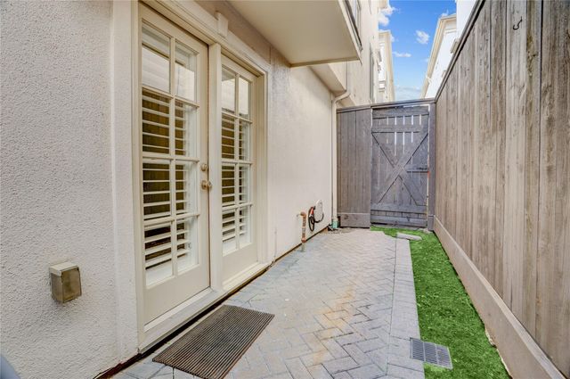 130 Oak Place Drive, Houston, TX 77006