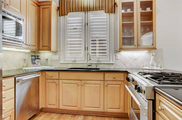 130 Oak Place Drive, Houston, TX 77006