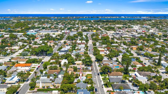 823 Selkirk Street S, West Palm Beach, FL 33405