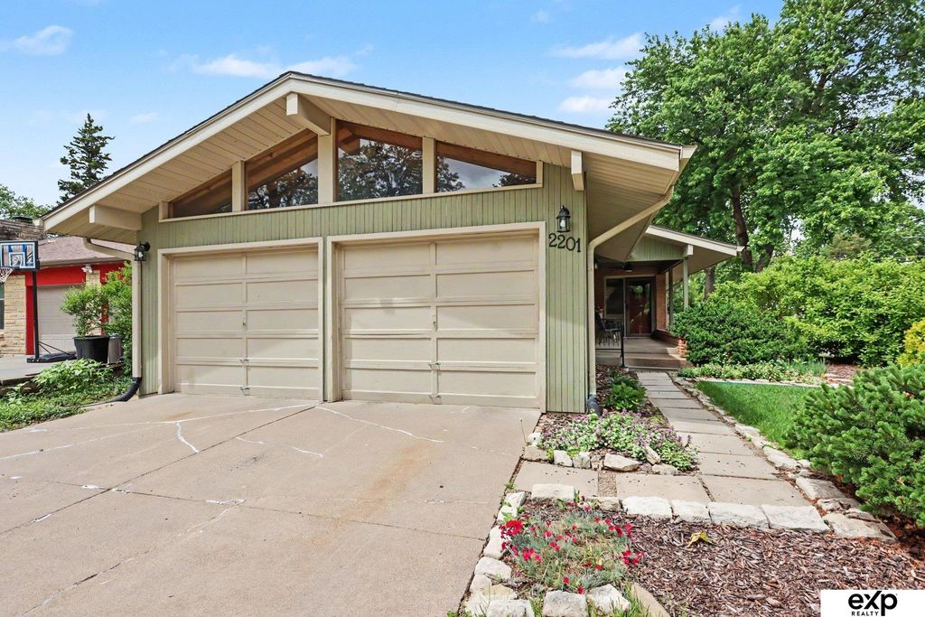 2201 S 50th Street, Lincoln, NE 68506