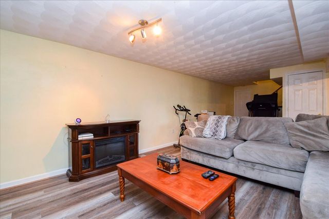 5811 Penguin DR, Roanoke, VA 24018