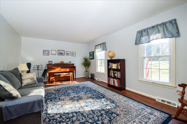 5811 Penguin DR, Roanoke, VA 24018