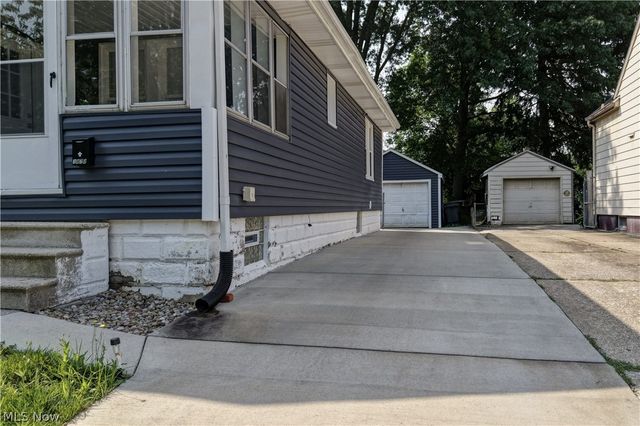 1870 Shaw Avenue, Akron, OH 44305