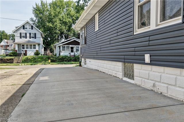 1870 Shaw Avenue, Akron, OH 44305