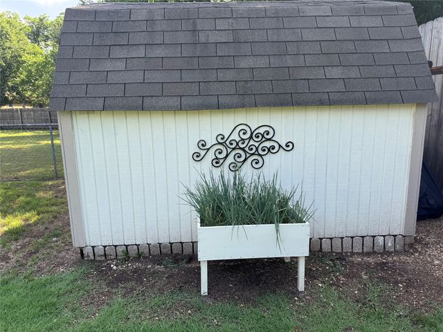 1204 Chester Street, Cleburne, TX 76033