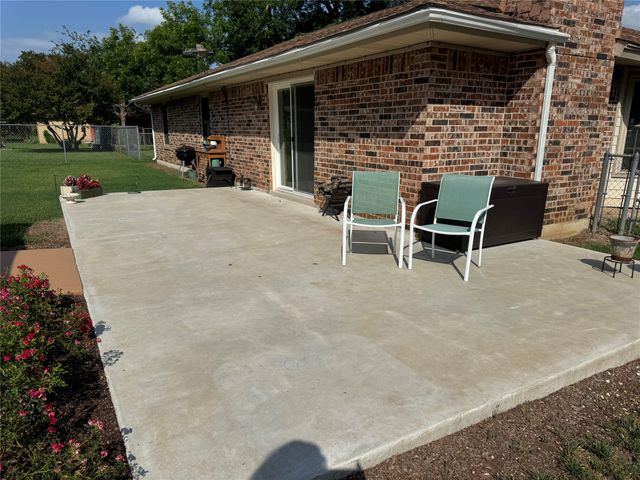 1204 Chester Street, Cleburne, TX 76033
