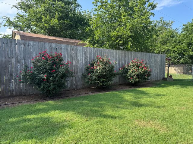 1204 Chester Street, Cleburne, TX 76033