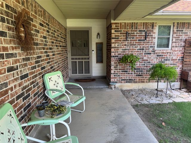 1204 Chester Street, Cleburne, TX 76033