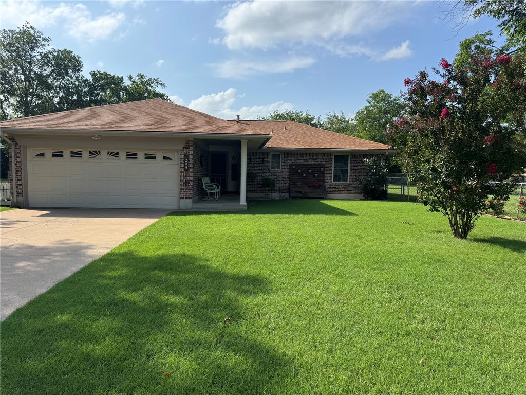 1204 Chester Street, Cleburne, TX 76033