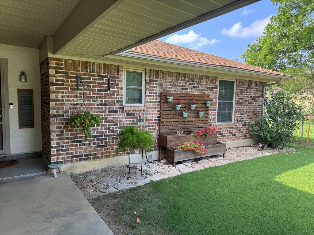 1204 Chester Street, Cleburne, TX 76033 — photo 2