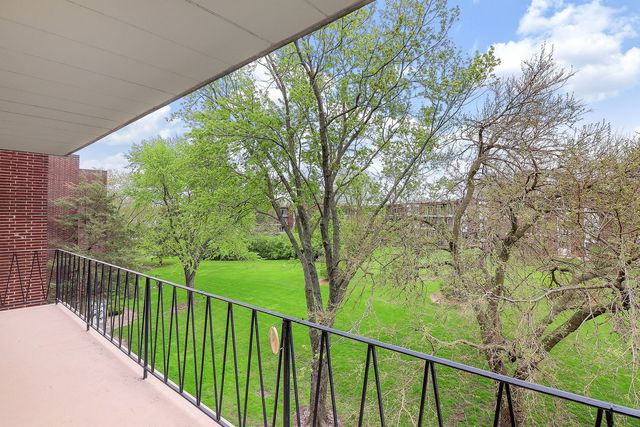 5300 Walnut Avenue 4D, Downers Grove, IL 60515
