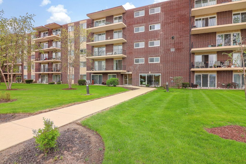 5300 Walnut Avenue 4D, Downers Grove, IL 60515