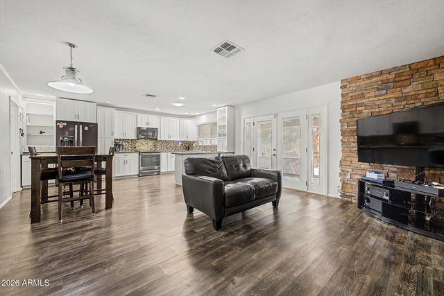 2214 E HOLMES Avenue, Mesa, AZ 85204