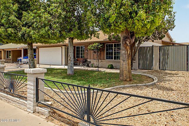 2214 E HOLMES Avenue, Mesa, AZ 85204