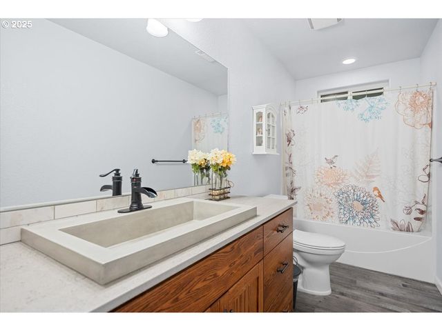 635 VALLEY VISTA St, Sutherlin, OR 97479