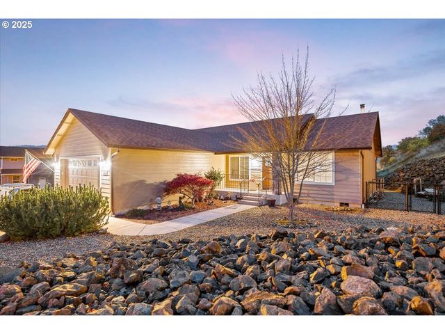 635 VALLEY VISTA St, Sutherlin, OR 97479
