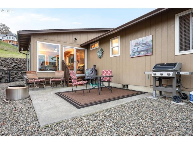 635 VALLEY VISTA St, Sutherlin, OR 97479