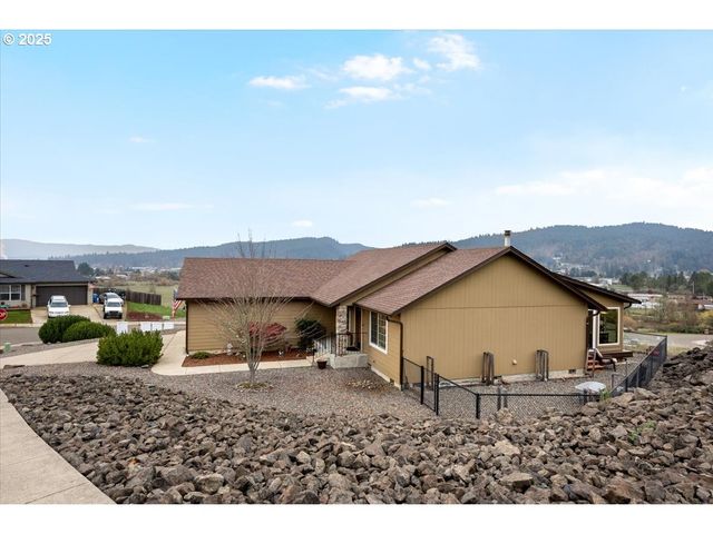 635 VALLEY VISTA St, Sutherlin, OR 97479