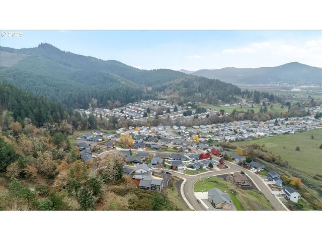 635 VALLEY VISTA St, Sutherlin, OR 97479