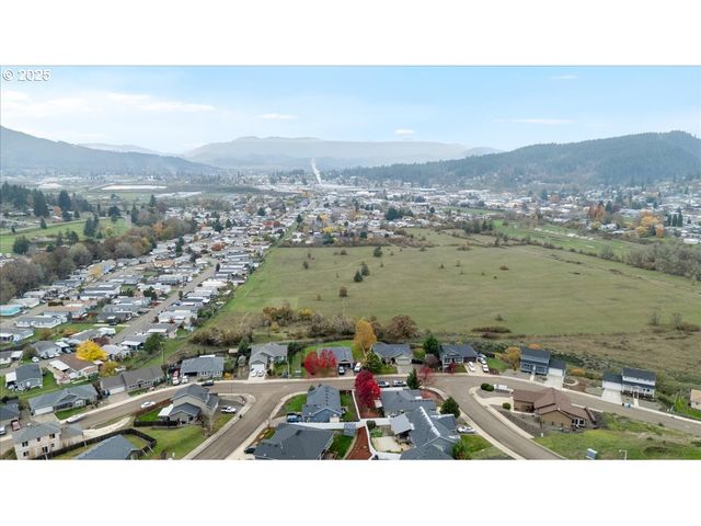 635 VALLEY VISTA St, Sutherlin, OR 97479