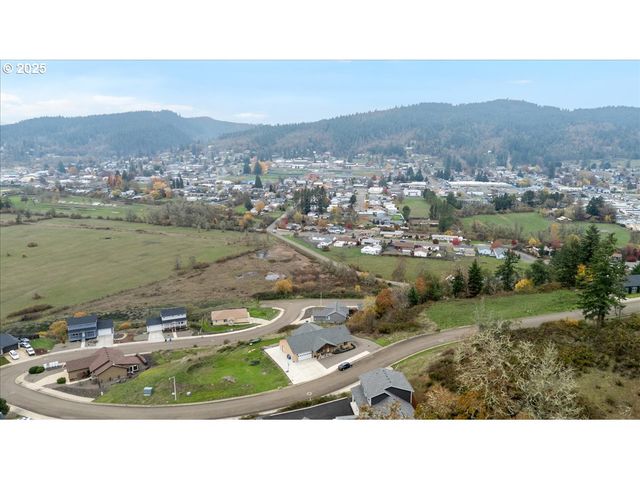635 VALLEY VISTA St, Sutherlin, OR 97479