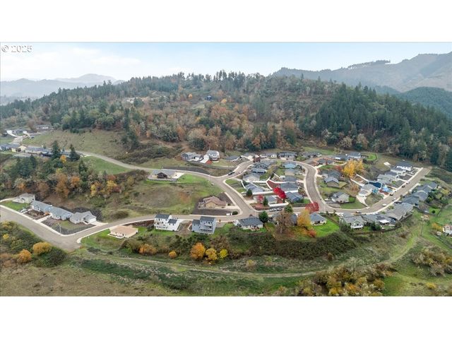 635 VALLEY VISTA St, Sutherlin, OR 97479