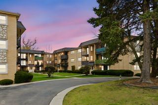 6568 W Roscoe Street 2N, Chicago, IL 60634