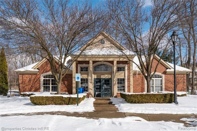 160 Club House Circle 57, Walled Lake, MI 48390