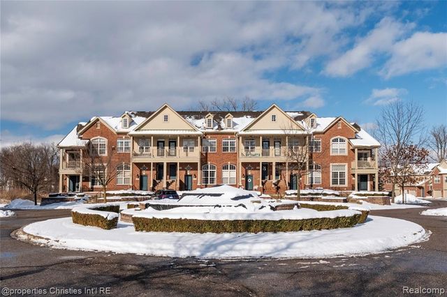 160 Club House Circle 57, Walled Lake, MI 48390