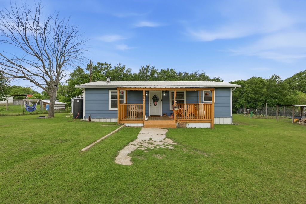 767 E Barry Street, Reno, TX 76020